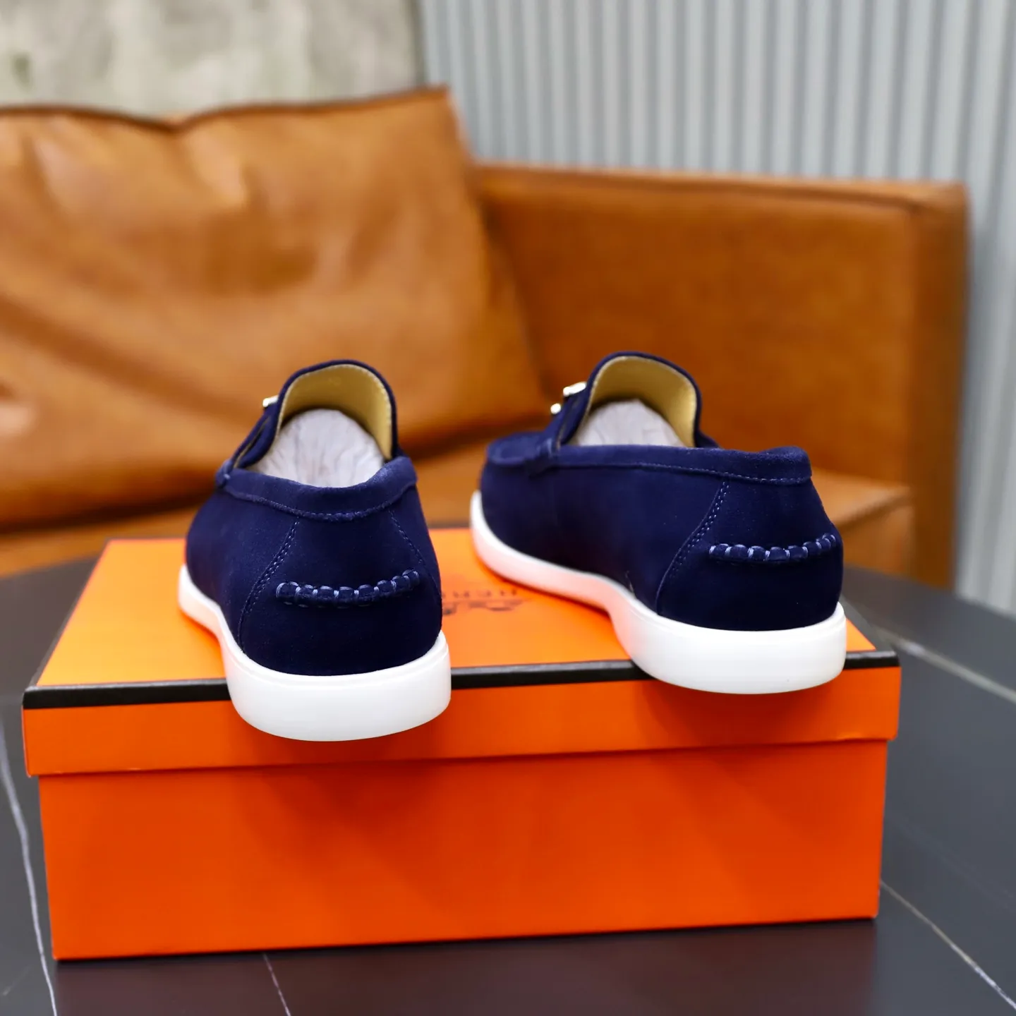 Ex-factory price: 540💰Hermès/Hermès slip-on men's shoes. This shoe is made of imported cow suede leather, with simple and smooth lines, and a 3CM rubber foam ultra-light sole combined with aerodynamic design! Youthful and fashionable, H button decoration, contrasting leather embellishment on the heel, calf lining to gently wrap your feet, with embossed logo cowhide feet, leather rock strips, casual and urban style, highlighting youthful vitality, sports and leisure version, super versatile Size number: 38-39-40-41-42-43-44 Standard leather shoe size (45 can be customized but does not support returns)